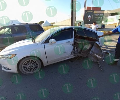 Trailero invade carril y colisiona con auto en Jardines de Montessori