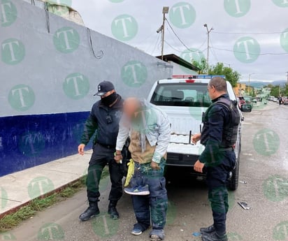 Indigente ingresa a funeraria con los pantalones en las rodillas