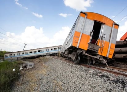 Papá y su bebé mueren tras ser embestidos por el tren; madre sobrevive