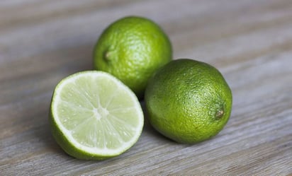 ¿Cuáles son los beneficios de tomar agua con limón por las noches?: 
