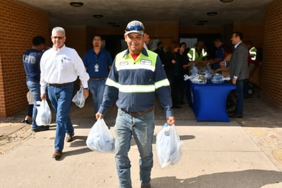 Empleados de la ciudad reciben pavos por parte del Mayor 