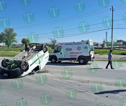 Choque entre camión de pavimentación y vagoneta termina en volcadura