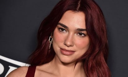 Dua Lipa arrasa en vestido lencero y chamarra de cuero