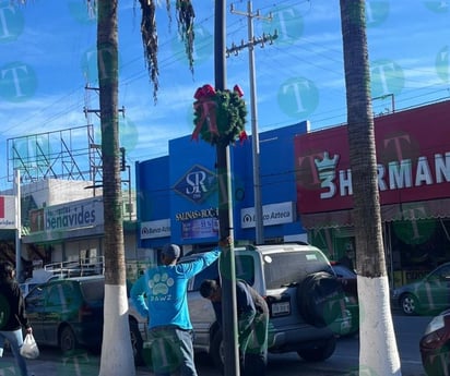 Presidencia inicia con la decoración navideña en plaza Principal de Monclova