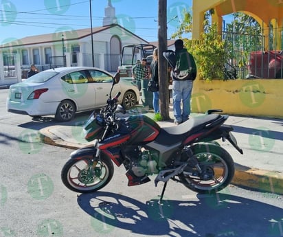 Joven motociclista se impacta en la parte trasera de un vehículo