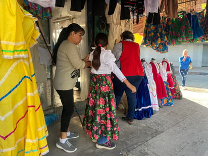 Gasto inesperado para Padres: Los atuendos de la Revolución 