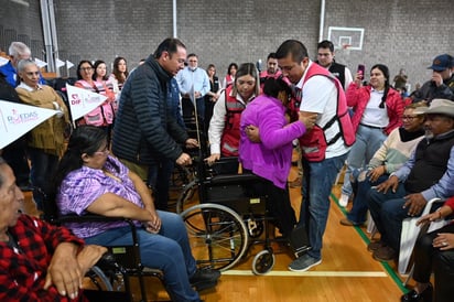 Entregan 140 sillas de ruedas adultos mayores