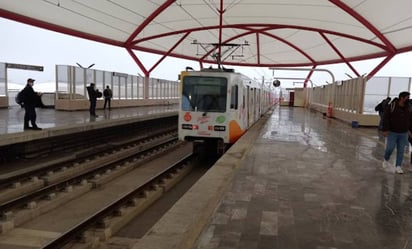 Padre e hijo caen en estación de Metro de Línea 1 en Monterrey