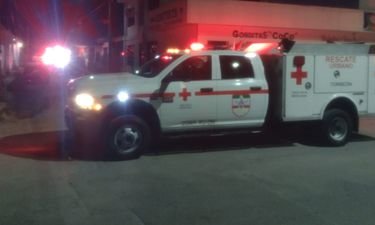 Hombres golpean a asistentes en fista infantil con palos y bates 