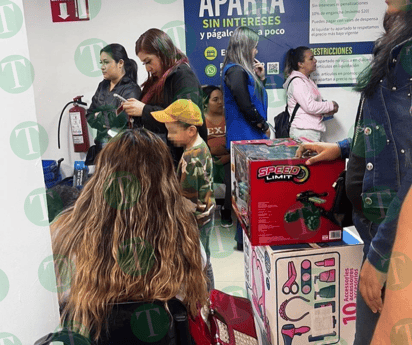 Padres de familia se preparan para comprar los regalos de Navidad