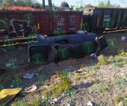 Tren 'desarma' camioneta de imprudente en Castaños