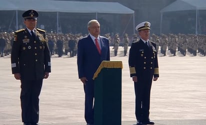 AMLO encabeza su última ceremonia del desfile militar por el Día de la Revolución Mexicana