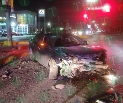 Conductor ebrio destroza su auto en choque en la colonia La Salle 