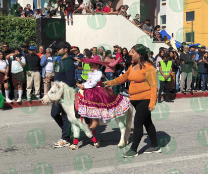 Charros y pencos bailadores cautivan a los Monclovenses 