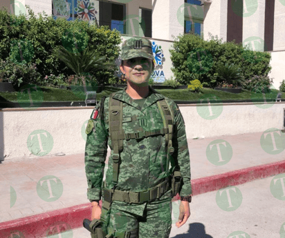 Mujer militar funge como guía en desfile revolucionario 