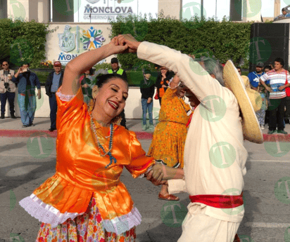 Abuelitos del DIF roban la atención en el desfile 