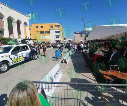 Trabajador de limpieza municipal se 'cuela' en desfile revolucionario