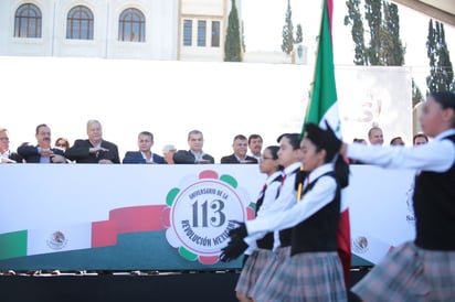 Miguel Riquelme preside desfile de la Revolución Mexicana