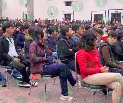 Cientos de alumnos reciben becas 