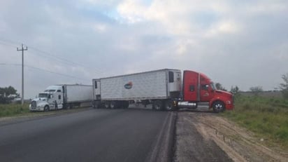 Cártel ataca pipas y bloquea carretera en Tamaulipas, exigen cuota