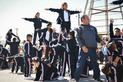 Colorido desfile deportivo alusivo a la Revolución 