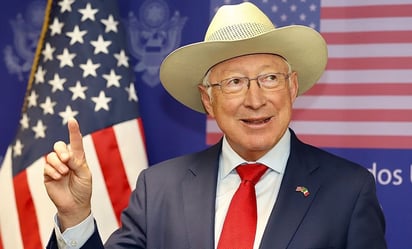 Ken Salazar destaca restricciones a compañías chárter con vuelos a Nicaragua que arriesgan a migrantes