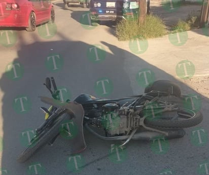 Conductor ignora alto y embiste a motociclista