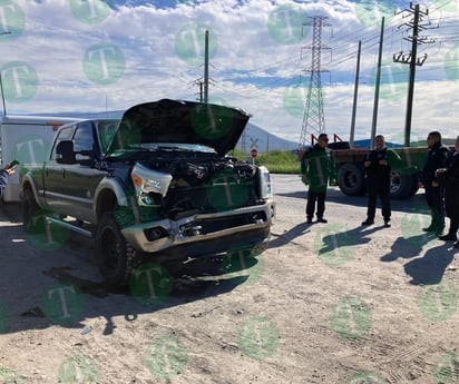 Paisano colisiona su camioneta contra tráiler 