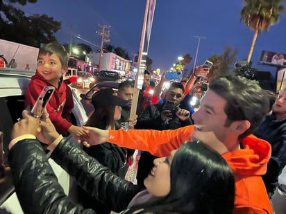 Samuel García pega calcas con Mariana Rodríguez en Monclova