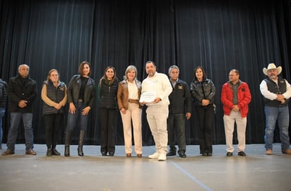 Por su trabajo y desempeño reconocen a taxistas del mes 