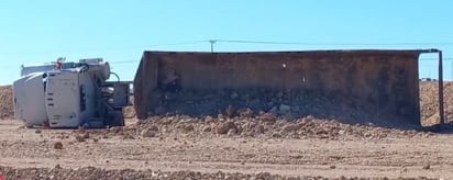 Camión tipo dompe vuelca en Villa de Fuente