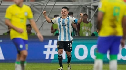 Con tres golazos, el Diablito Echeverri dominó el Superclásico ante Brasil