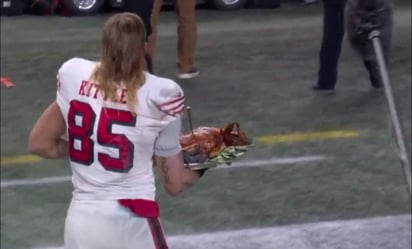 VIDEO: George Kittle festejó el triunfo de los 49ers repartiendo pavo a los aficionados por el Día de Acción de Gracias