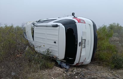 Camioneta vuelca en brecha al Remolino