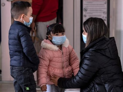 Niños con mascarilla están más protegidos de virus 