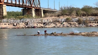 Colonos de la Morelos toma ropa que migrantes dejan y la venden