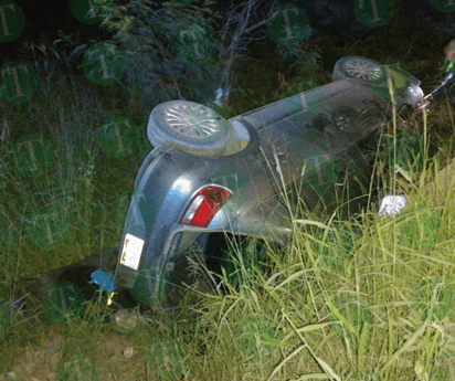 Conductor abandona su auto tras volcar en vado de la avenida Industrial