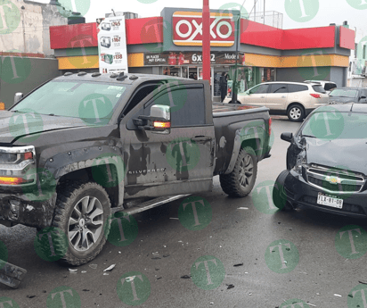 Conductora se 'vuela' el alto y camioneta impacta su auto