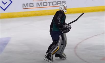 Así fue el debut de Petr Cech en un equipo profesional de hockey sobre hielo a los 41 años de edad