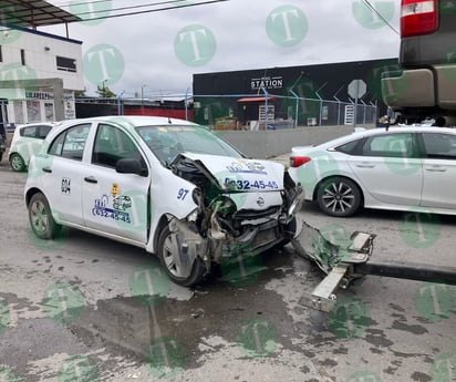 Taxis se estrella contra camioneta y pasajero resulta lesionado