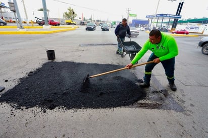 Cuadrillas de bacheo intensifican su labor de reparación en Saltillo 