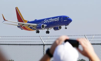 VIDEO: Pasajero abre la puerta de emergencia de un avión antes de despegar y se desata el pánico