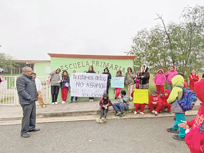 Padres cierran escuela por la falta de servicios