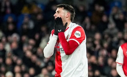 Santiago Giménez marca autogol en la eliminación del Feyenoord de la Champions League