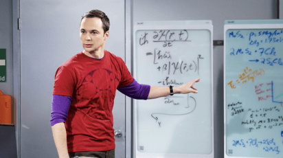 Jim Parsons, famoso por su papel como Sheldon Cooper en 'The Big Bang Theory', asegura que no tiene nada en común con su personaje: Aunque sea difícil dejar de ver a Parsons como el genio de la física es un hecho que prácticamente es opuesto a su personaje