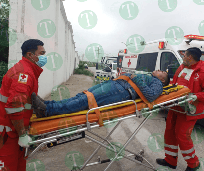 Joven motociclista evita atropellar perro y sufre aparatoso accidente