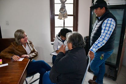 Habitantes del Ejido Piedras Negras reciben programa social 