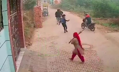 VIDEO: Mujer espanta a punta de escobazos a delincuentes durante una balacera