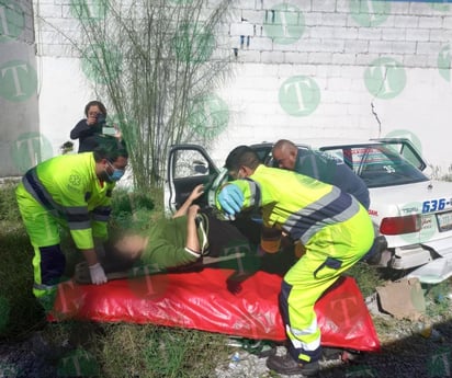 Accidente vial deja a pasajera y chofer de taxi lesionados