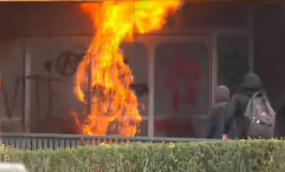 Grupo de manifestantes prenden fuego a una de las puertas de la Torre de Rectoría de la UNAM